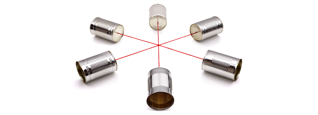 Seis latas conectadas por una cuerda para formar un sistema de conferencias por walkie-talkie